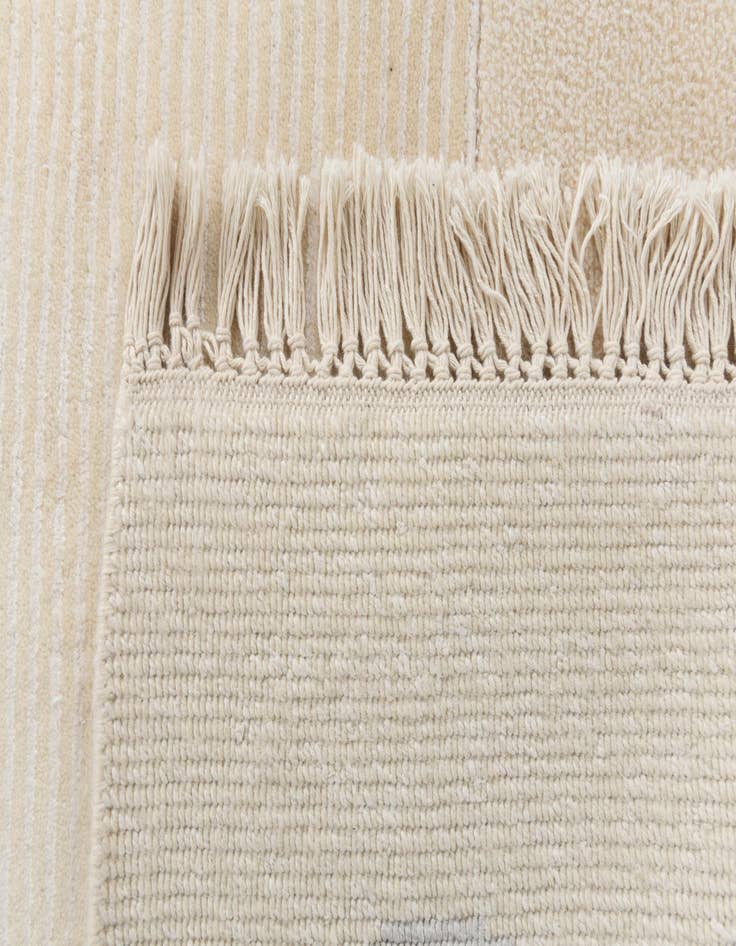 Detail image of  6' 11 x 9' 8  Hand Knotted Darya Wool Rug