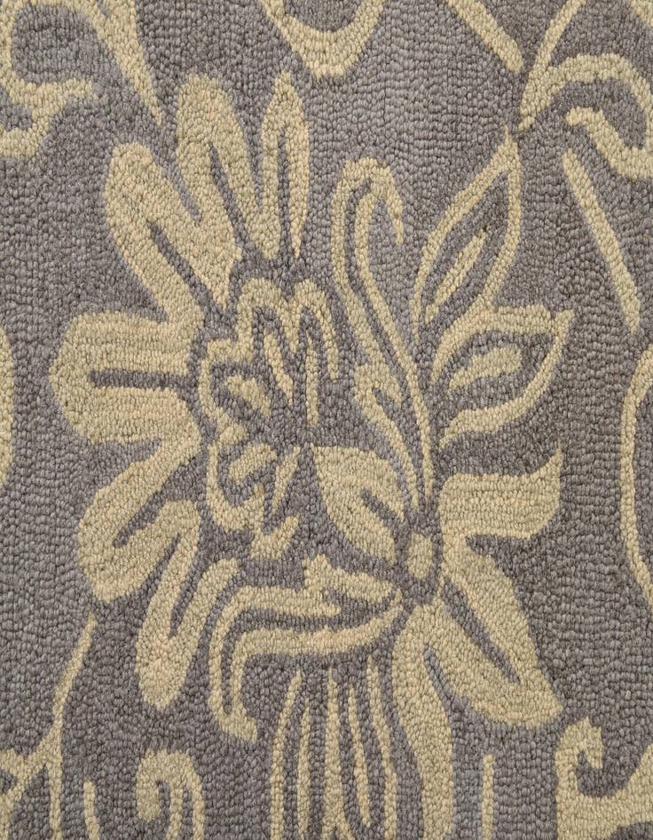 Detail image of  5' x 7' 11 Agra Rug