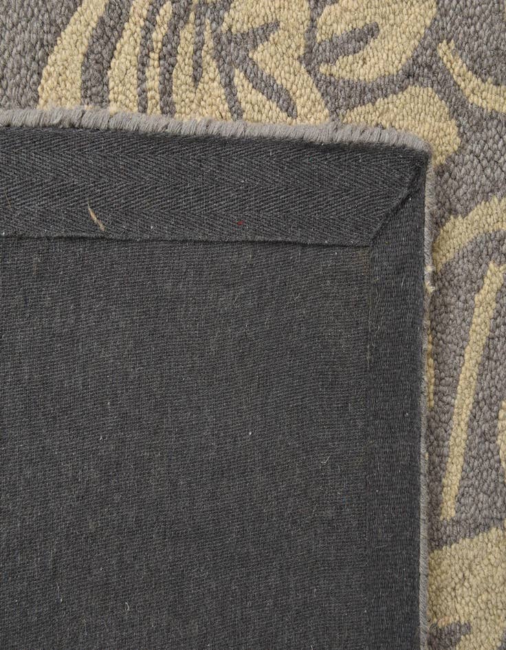 Detail image of  5' x 7' 11 Agra Rug