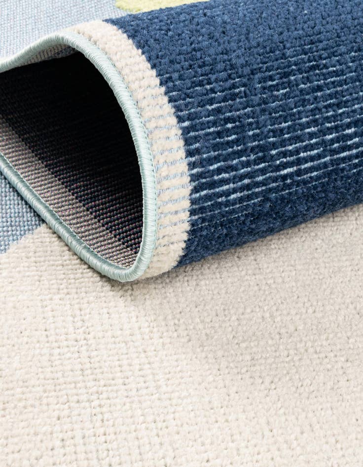 Detail image of  5' 3 x 7' 7  Washable  Indoor / Outdoor Rug