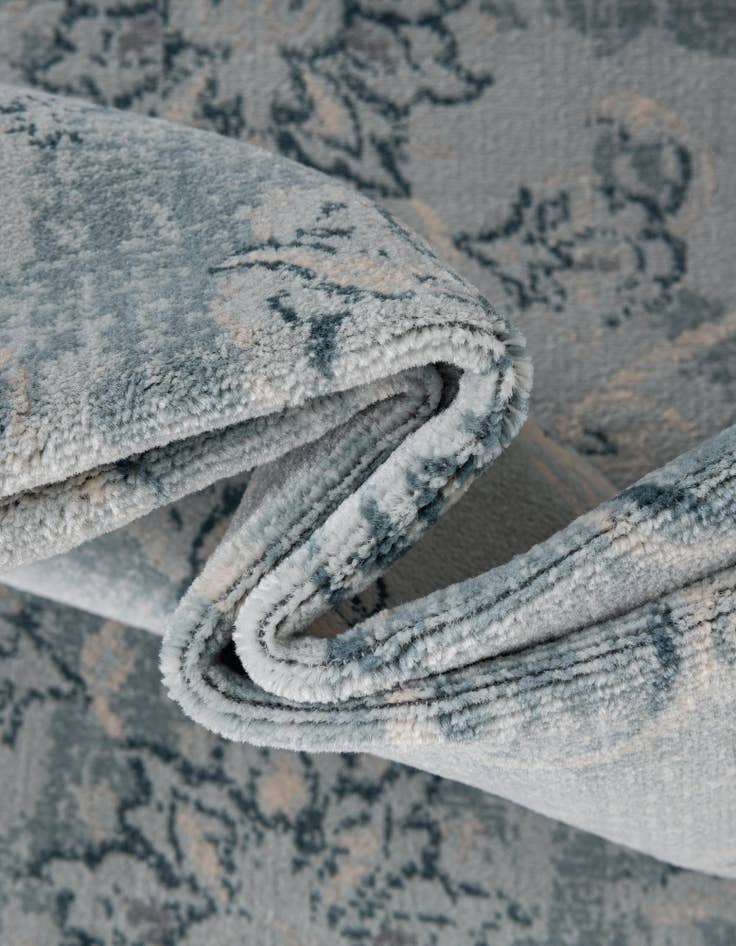 Detail image of  2' 7 x 10' Victoria Runner Rug