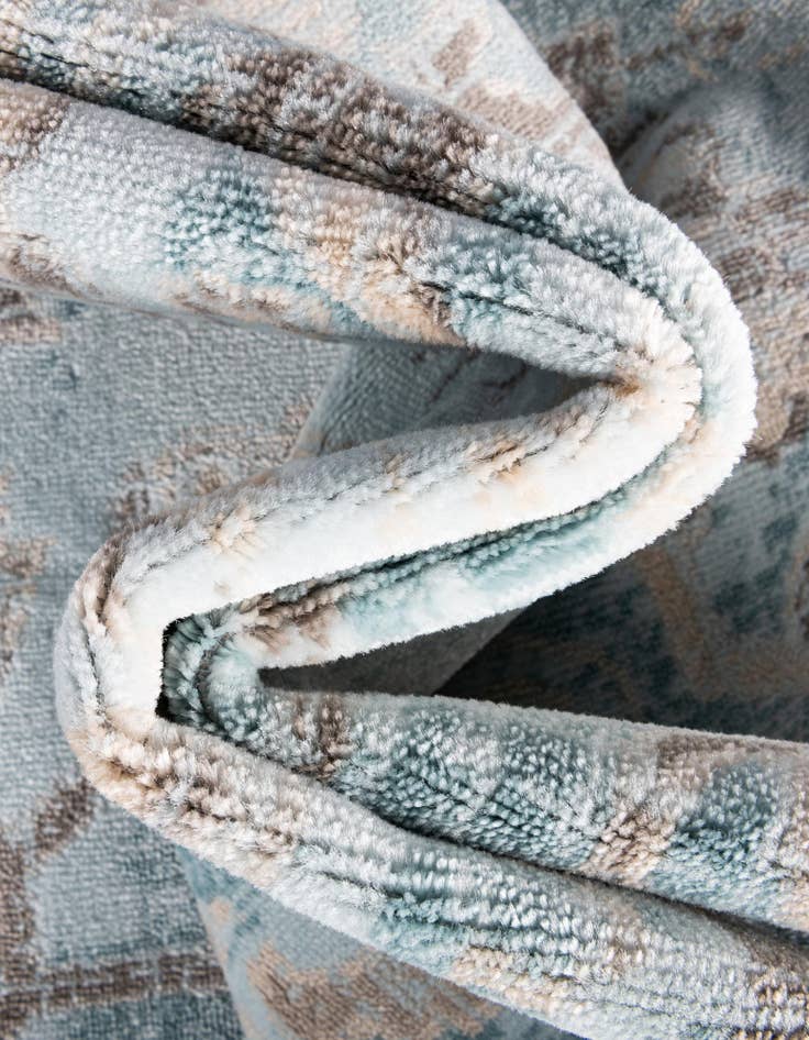 Detail image of  2' 7 x 10' Victoria Runner Rug