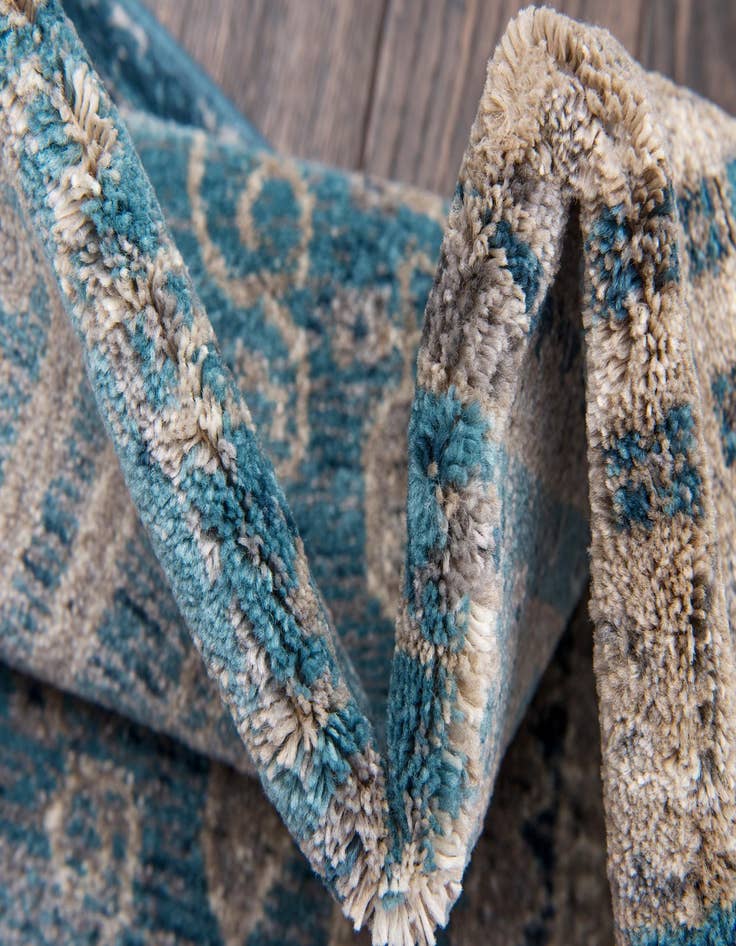 Detail image of  2' 7 x 10' Viola Runner Rug