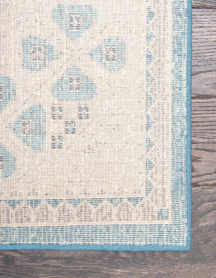 Detail image of  2' 7 x 10' Viola Runner Rug