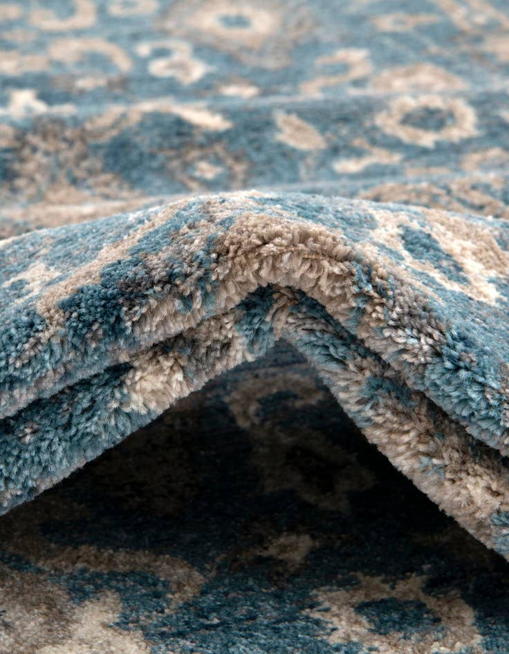 Detail image of  2' 7 x 10' Viola Runner Rug