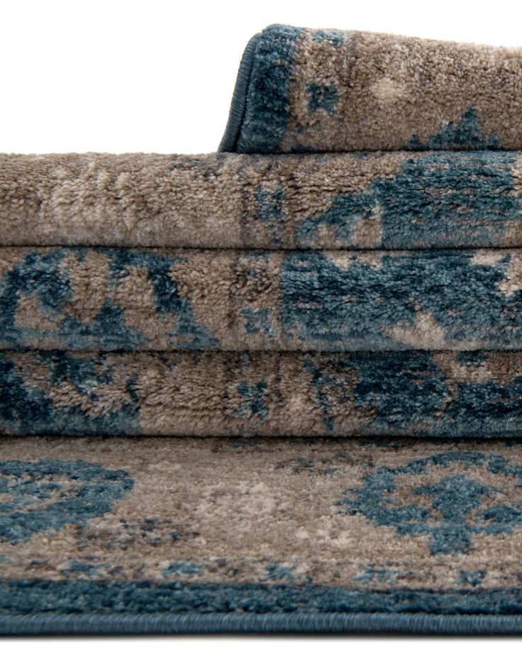 Detail image of  2' 7 x 10' Viola Runner Rug