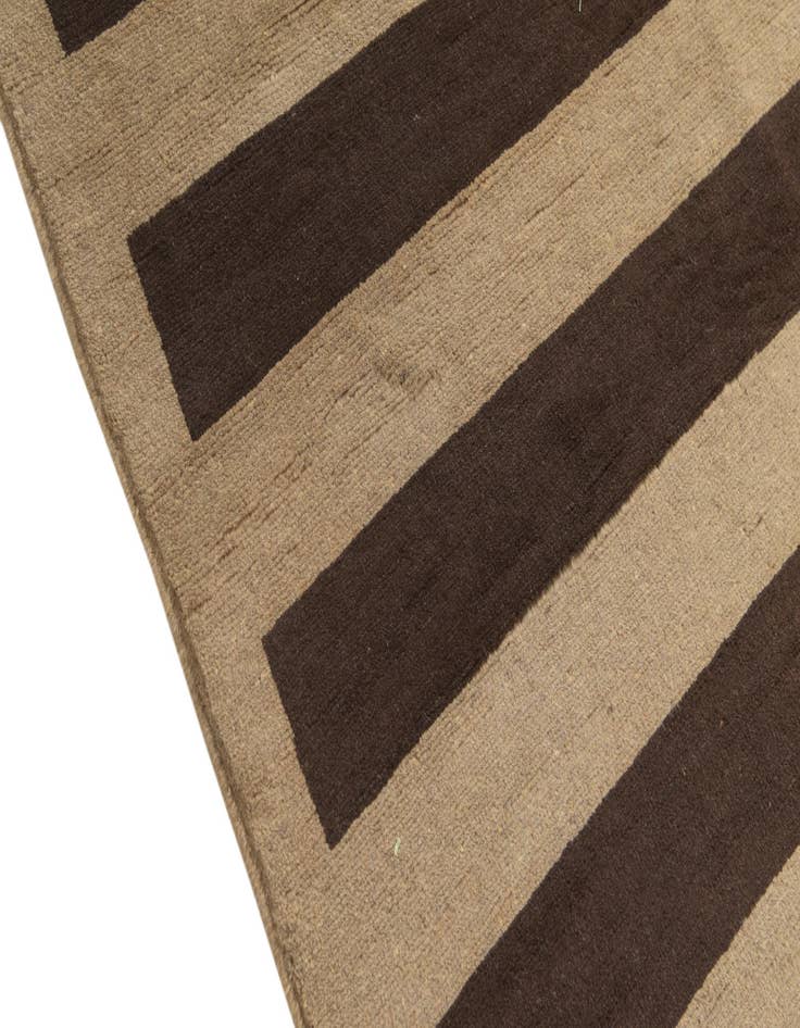 Detail image of  5' 5 x 7' 9  Hand Knotted Modern Ziegler Rug