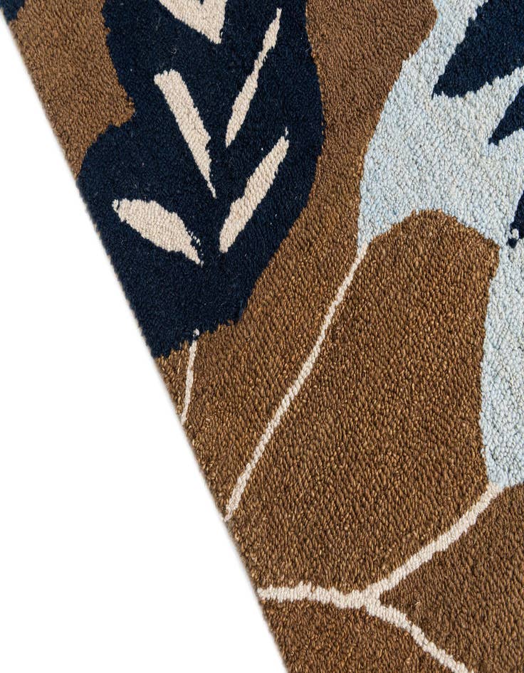 Detail image of  5' 1 x 8' Agra Rug
