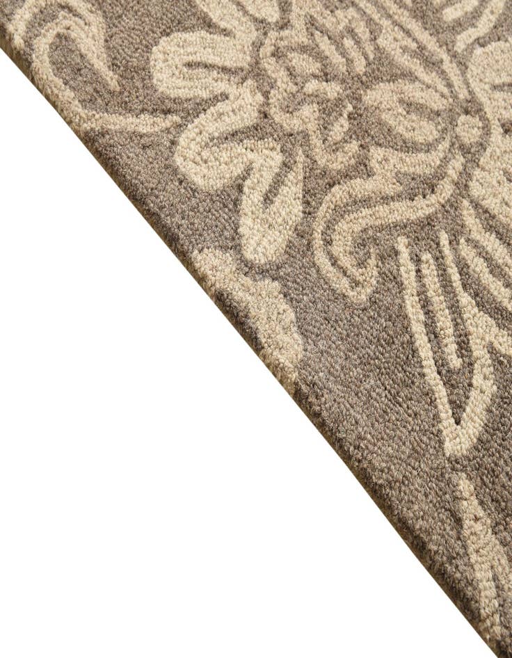 Detail image of  5' x 8' Agra Rug