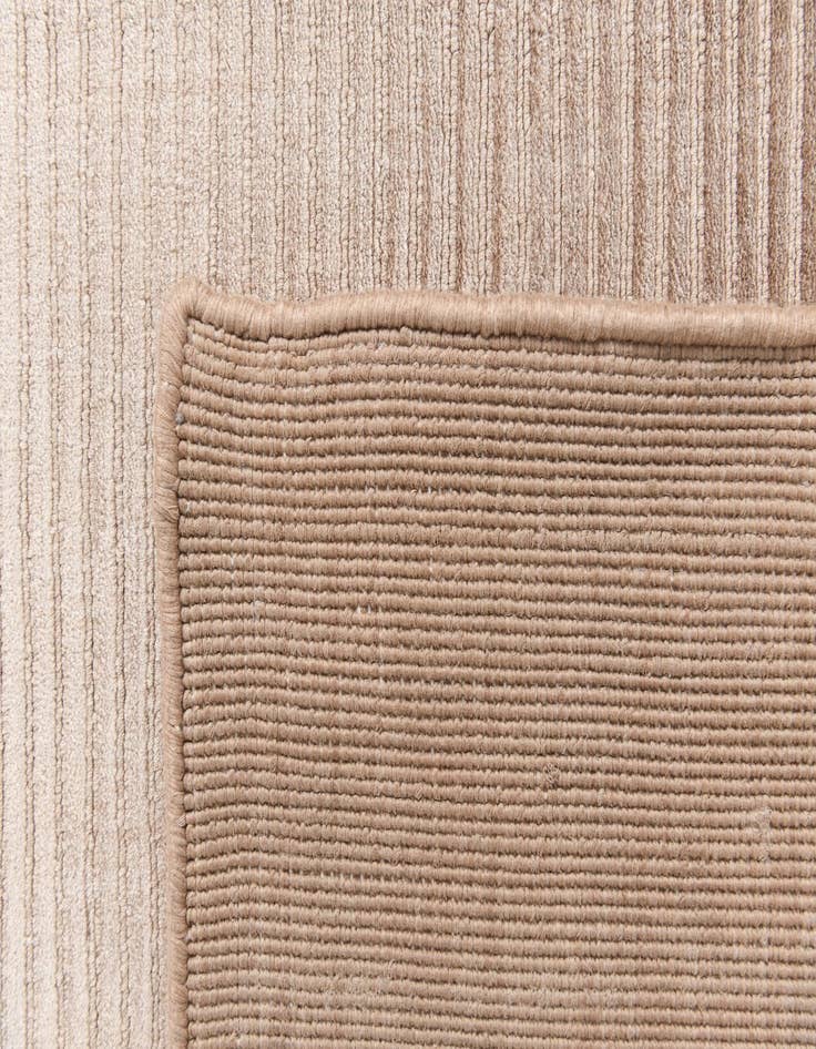 Detail image of  6' 6 x 9' 10  Hand Knotted Darya Wool Rug