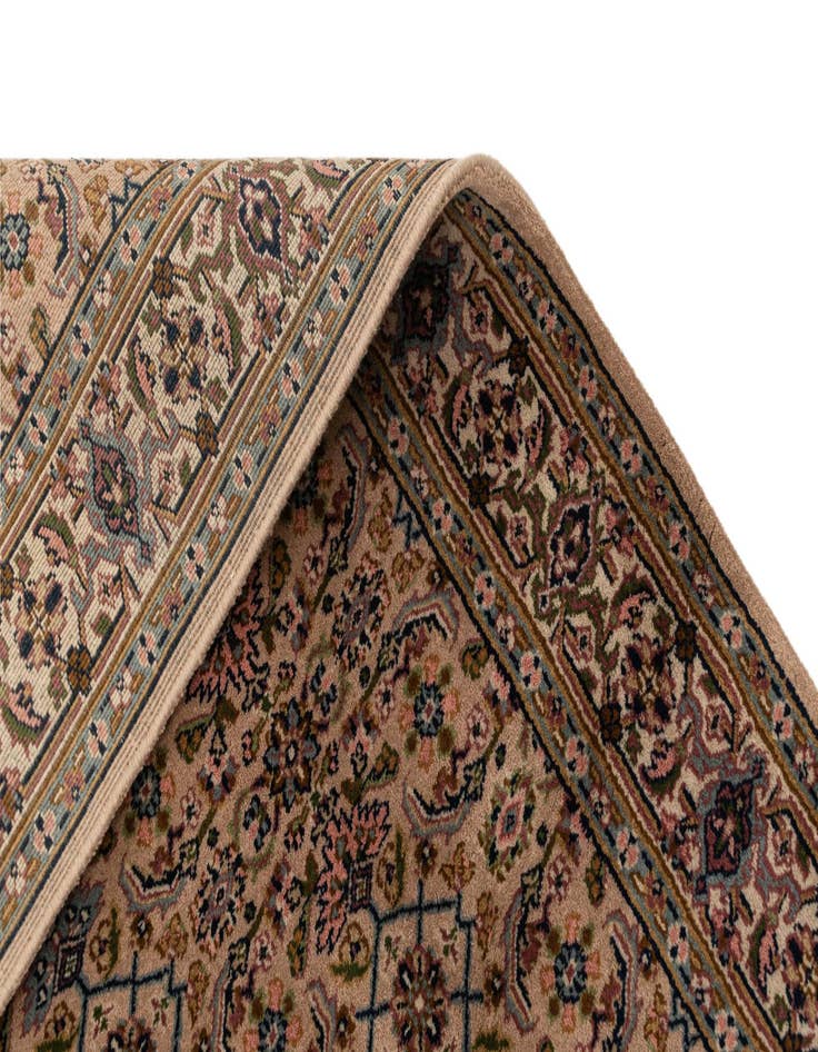 Detail image of  4' x 6'  Hand Knotted Farahan Wool Rug