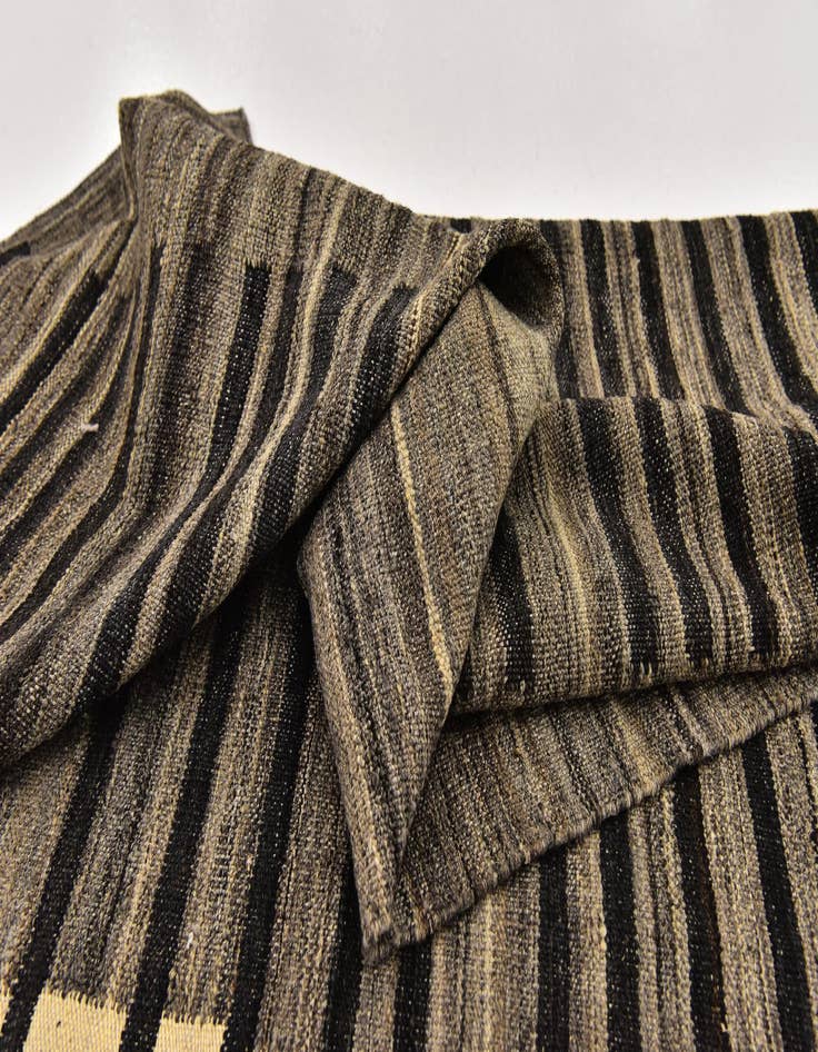 Detail image of  5' 7 x 8'  Hand Woven Kilim Modern Wool Rug