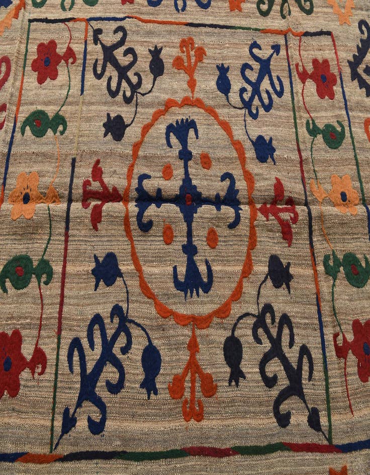 Detail image of  4' 11 x 6' 4  Hand Woven Kilim Suzani Wool Rug