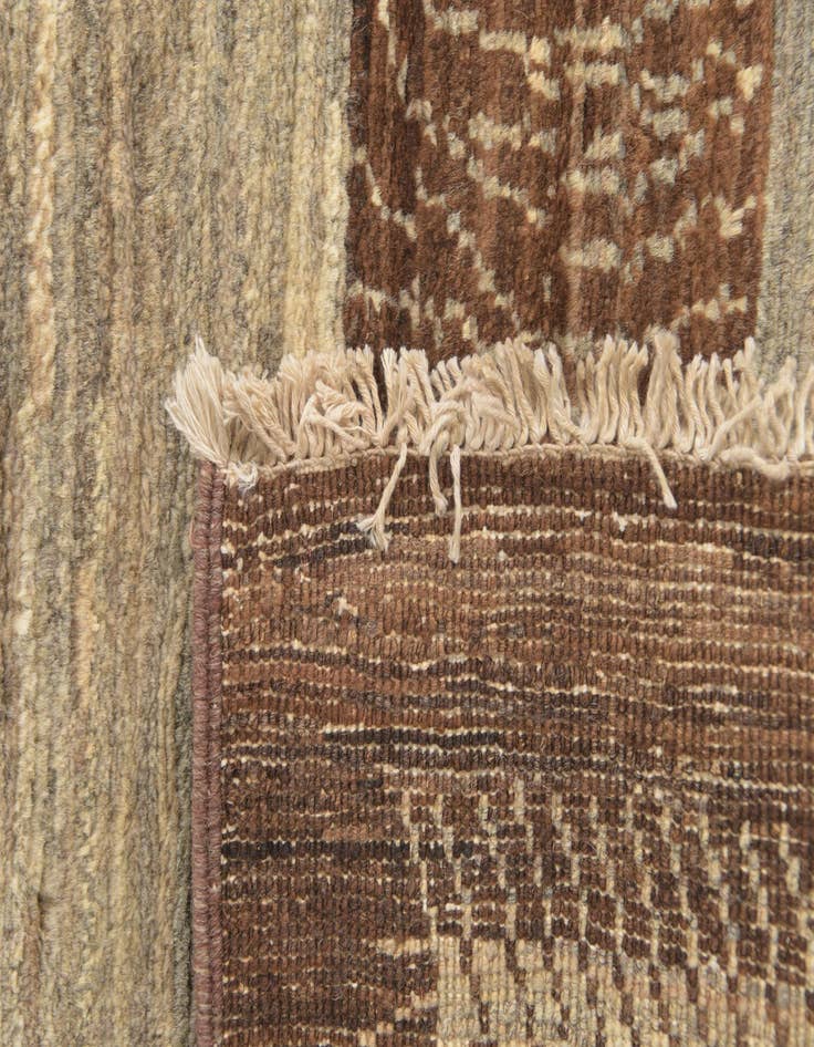 Detail image of  2' 6 x 4' 2  Hand Knotted Modern Ziegler Rug