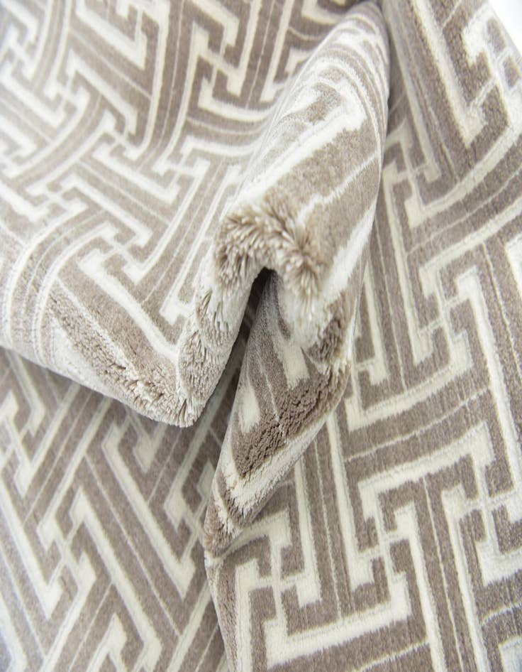 Detail image of Jill Zarin 5' x 8' Uptown Rug