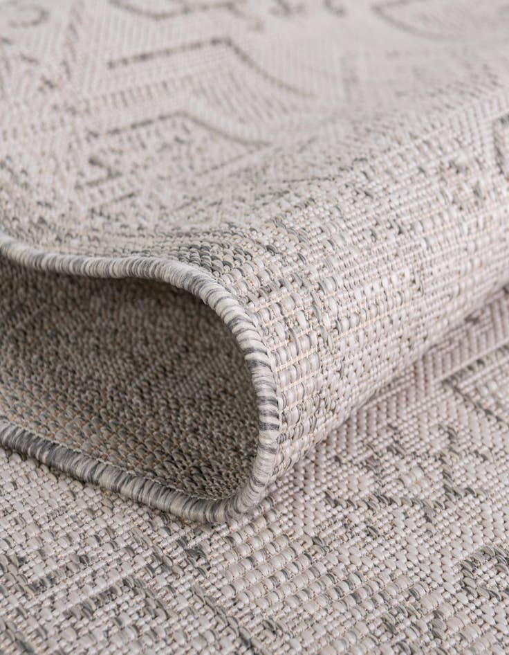 Detail image of  7' 10 x 10'  Washable Aztec Indoor / Outdoor Oval Rug