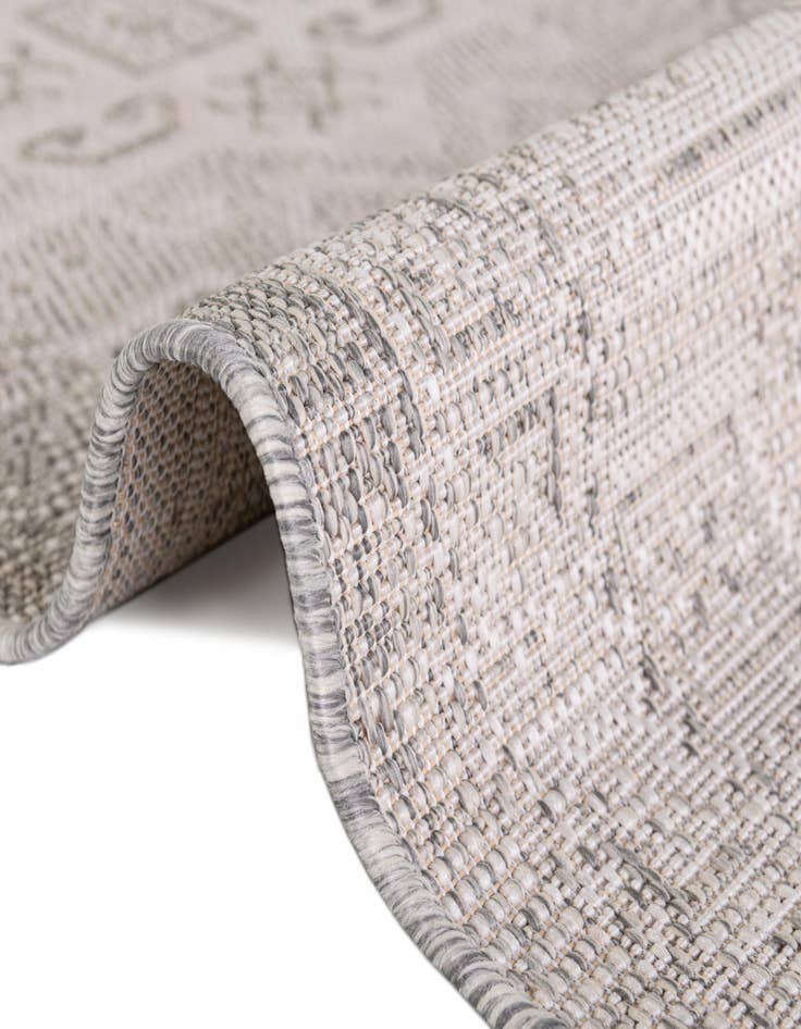 Detail image of  7' 10 x 10'  Washable Aztec Indoor / Outdoor Oval Rug