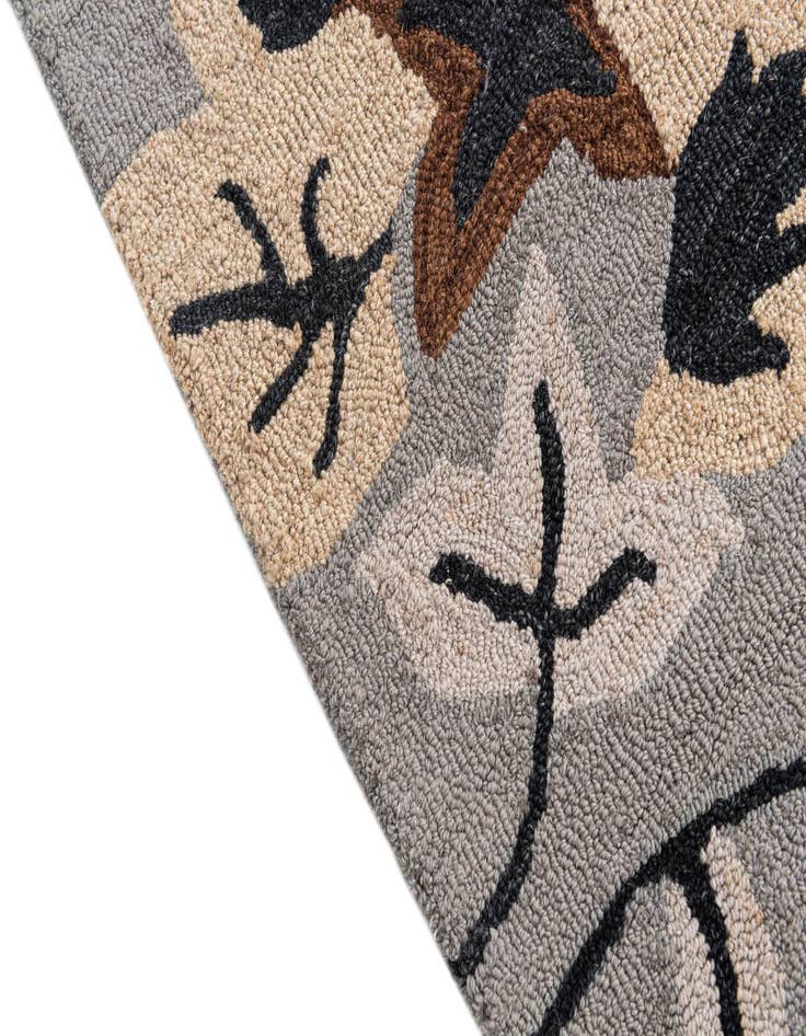 Detail image of  4' x 6' Agra Rug