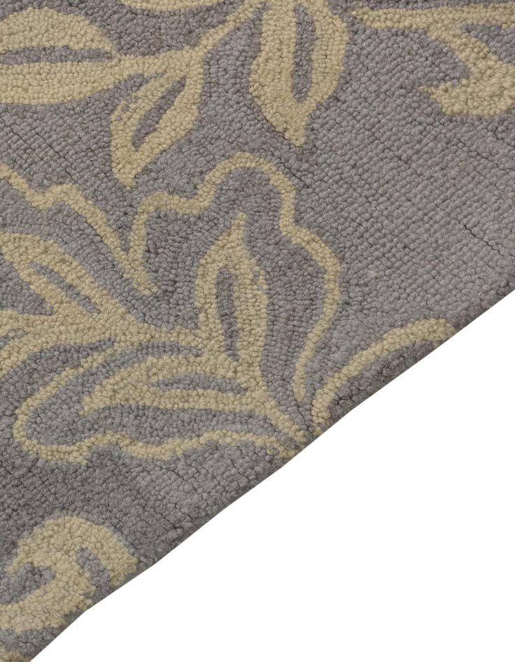 Detail image of  5' x 8' Agra Wool Rug