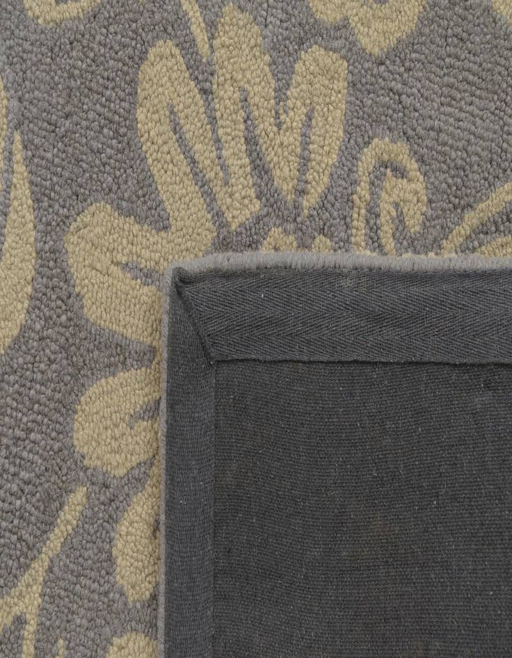 Detail image of  5' x 8' Agra Wool Rug