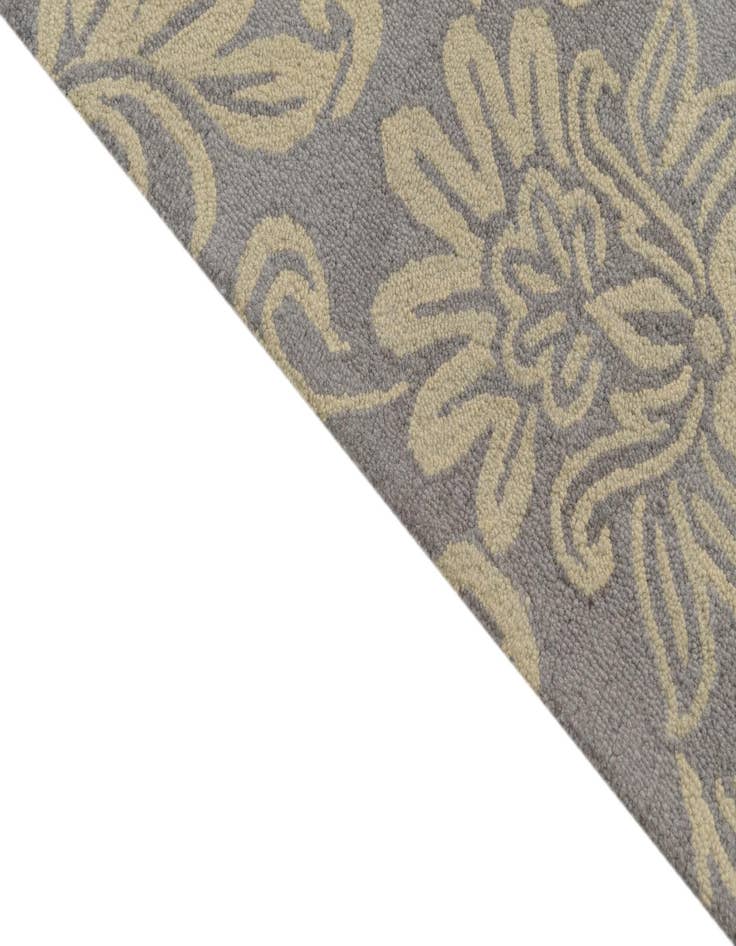 Detail image of  5' x 8' Agra Wool Rug