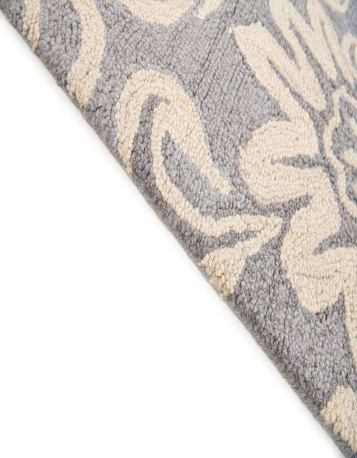 Detail image of  5' x 8' Agra Wool Rug