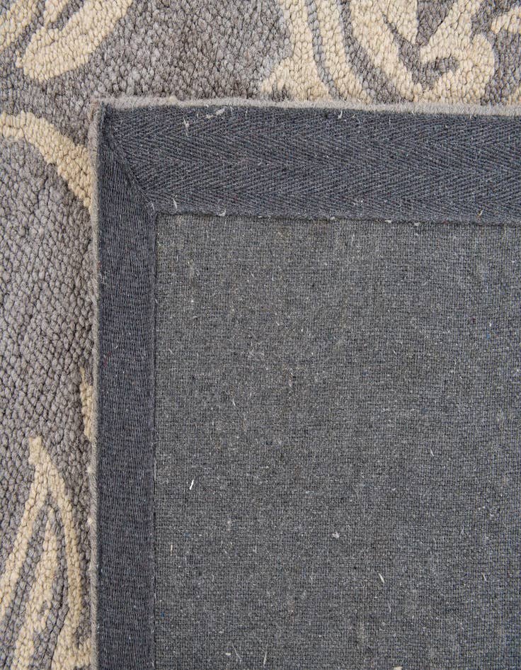 Detail image of  5' x 8' Agra Wool Rug