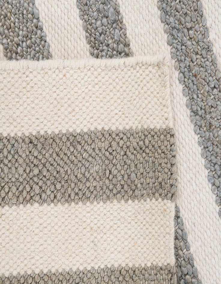 Detail image of  2' 2 x 3' 2  Hand Woven Jill Zarin Hamptons Rug
