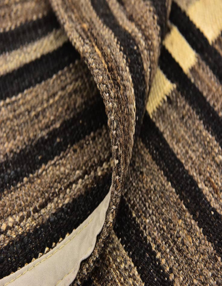 Detail image of  5' 6 x 8'  Hand Woven Kilim Modern Wool Rug