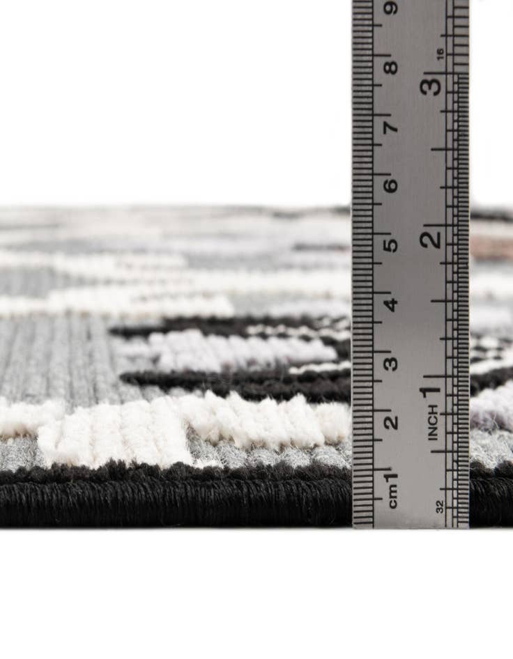 Detail image of  5' x 7' 7  Washable  Indoor / Outdoor Rug