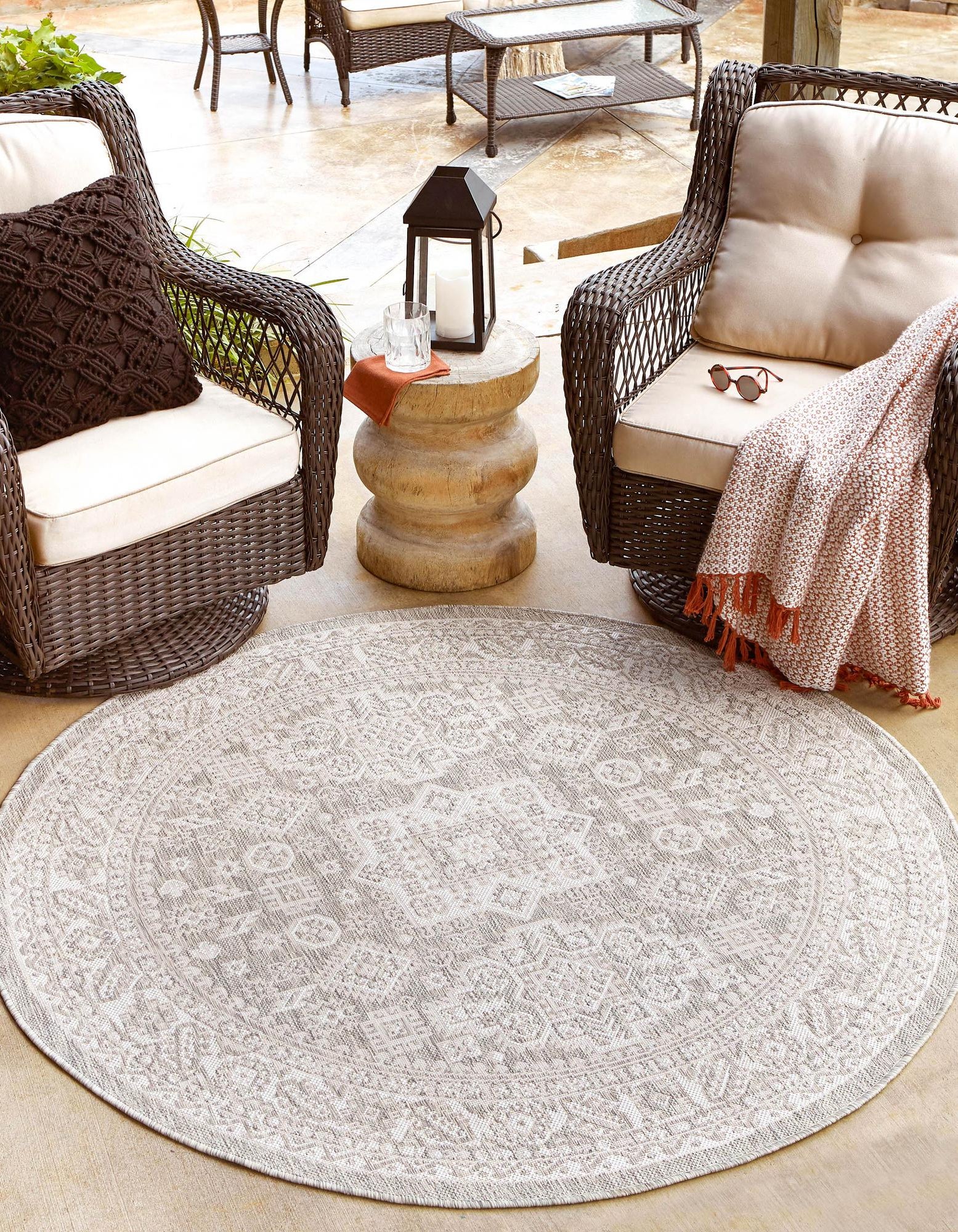 Light Gray 5' 3 x 5' 3 Aztec Indoor / Outdoor Round Rug | Rugs.com