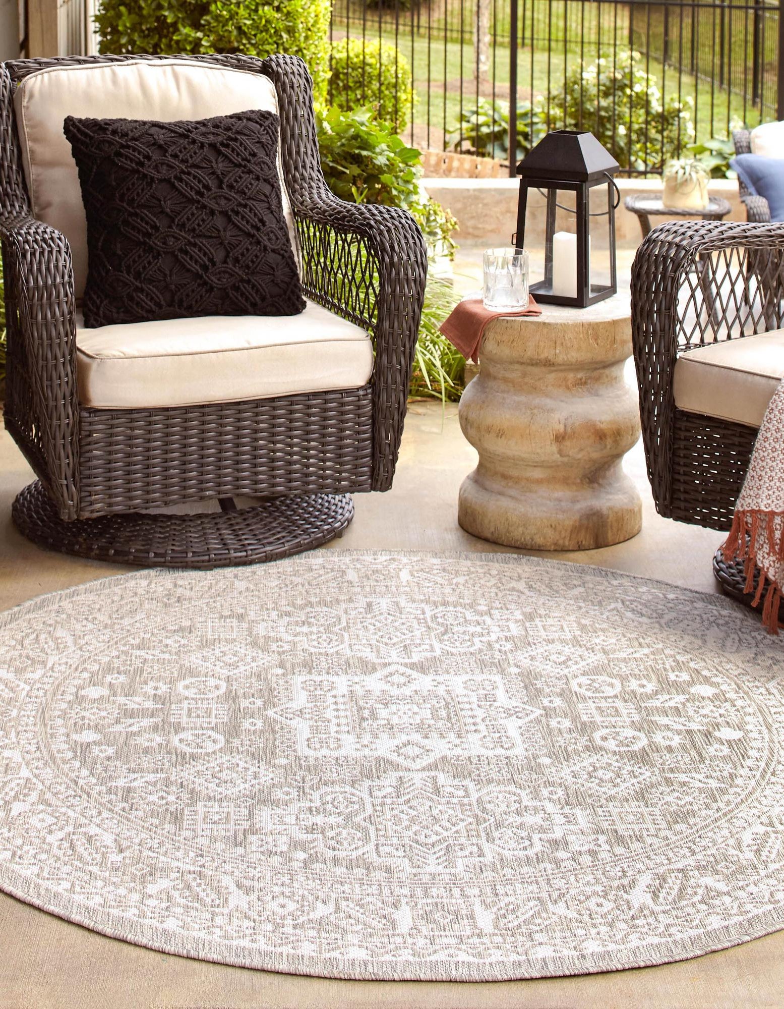 Light Gray 5' 3 x 5' 3 Aztec Indoor / Outdoor Round Rug | Rugs.com