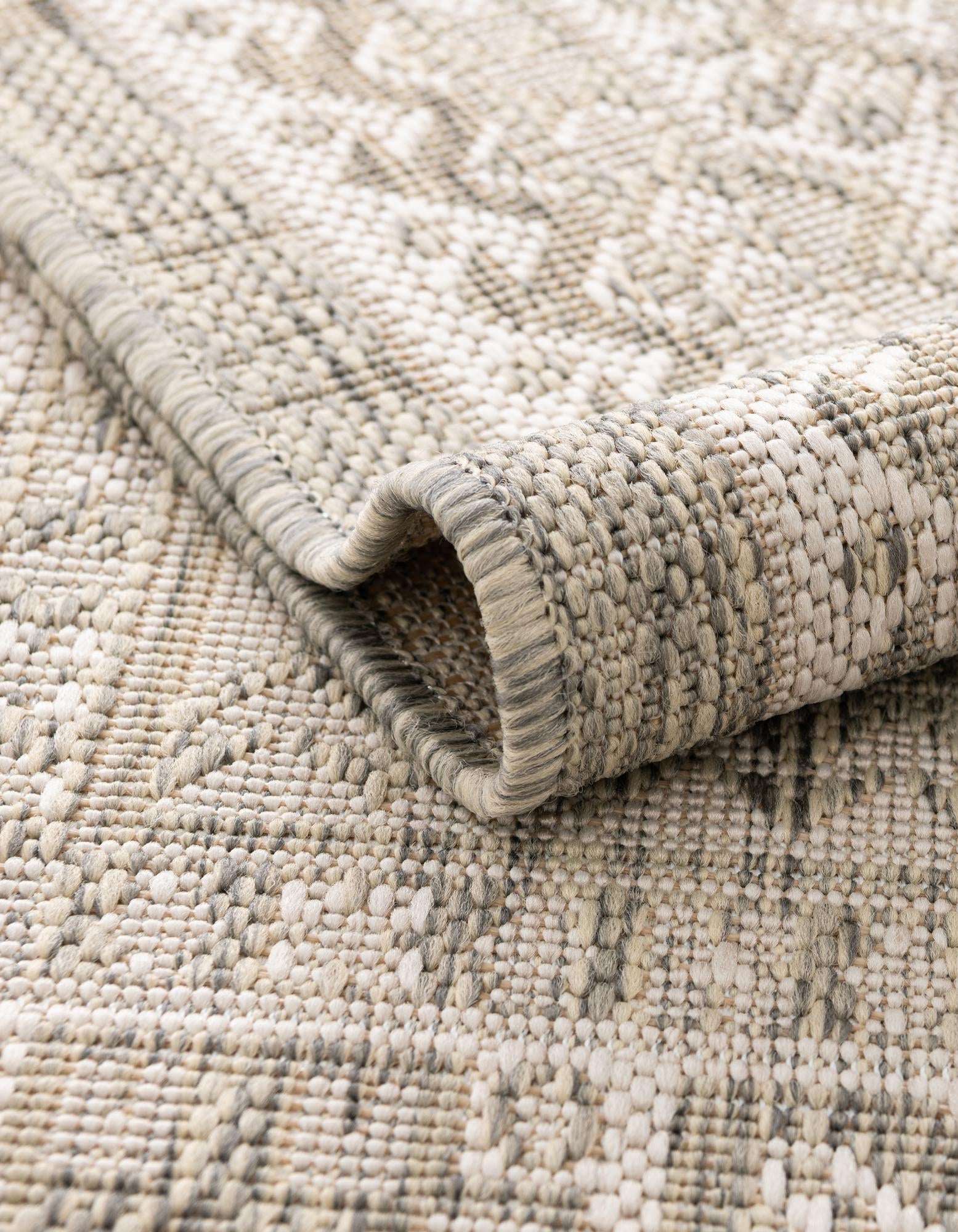 Light Gray 5' 3 x 5' 3 Aztec Indoor / Outdoor Round Rug | Rugs.com