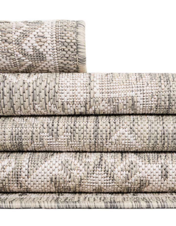 Light Gray 5' 3 x 5' 3 Aztec Indoor / Outdoor Round Rug | Rugs.com