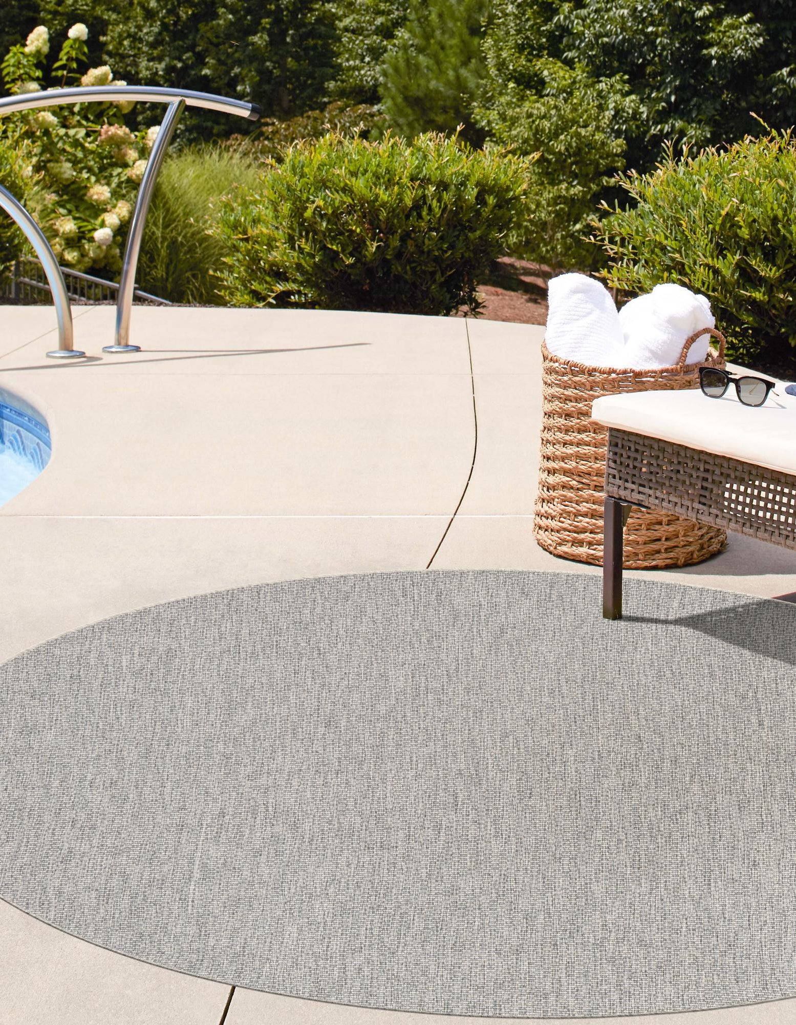 Light Gray 8' x 8' Solid Indoor / Outdoor Round Rug | Rugs.com