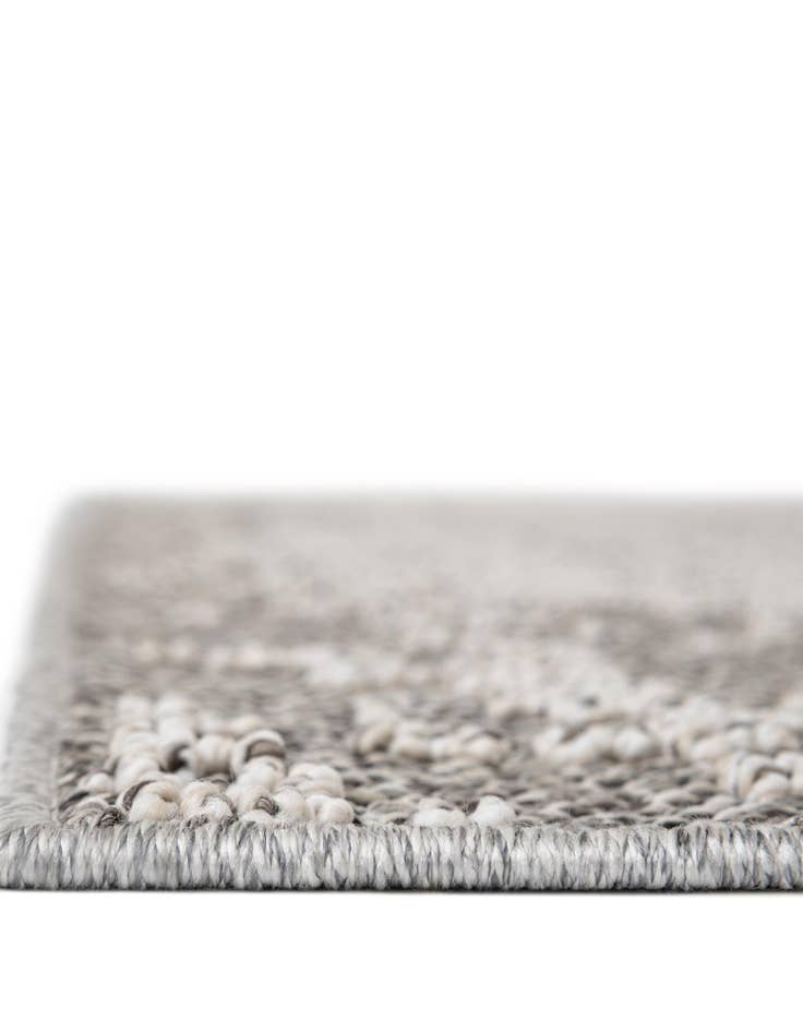 Detail image of  7' 10 x 7' 10  Washable Traditional Indoor / Outdoor Square Rug