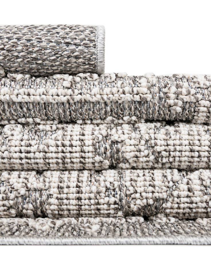 Detail image of  7' 10 x 7' 10  Washable Traditional Indoor / Outdoor Square Rug