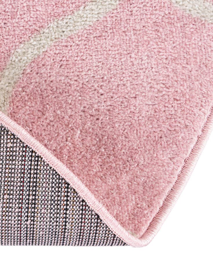 Detail image of  5' 3 x 8' Lattice Frieze Oval Rug