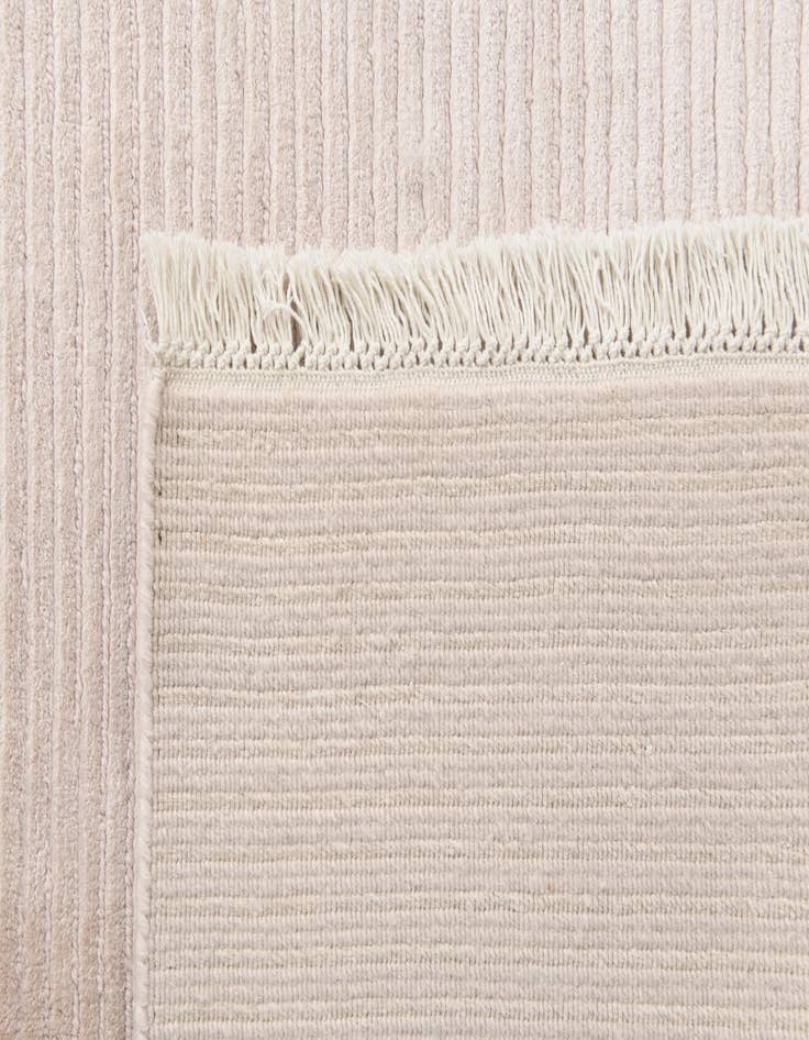 Detail image of  6' 6 x 9' 11  Hand Knotted Darya Wool Rug