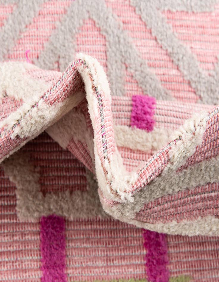 Detail image of  5' x 7' 7  Washable  Indoor / Outdoor Rug