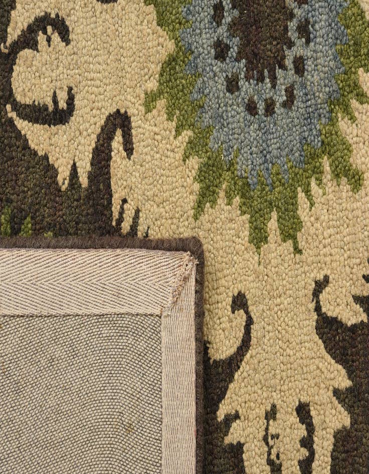 Detail image of  5' 1 x 8' Agra Rug