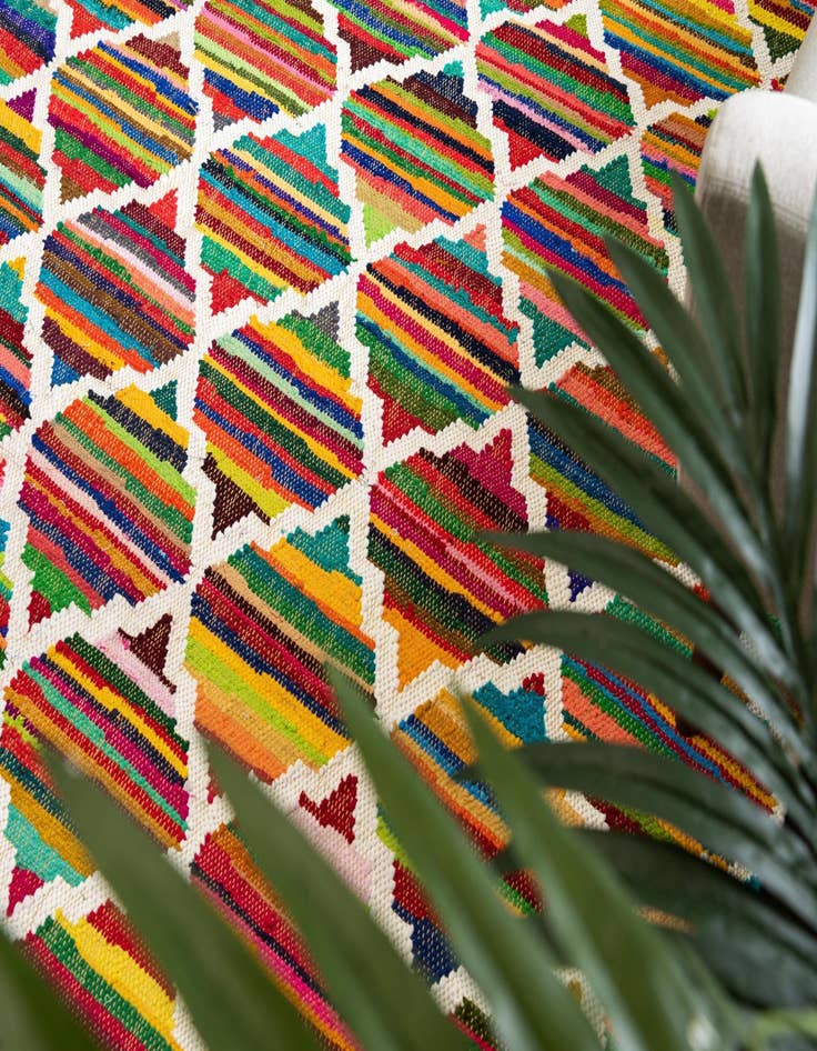 Detail image of  5' 1 x 8'  Hand Woven Chindi Trellis Rug