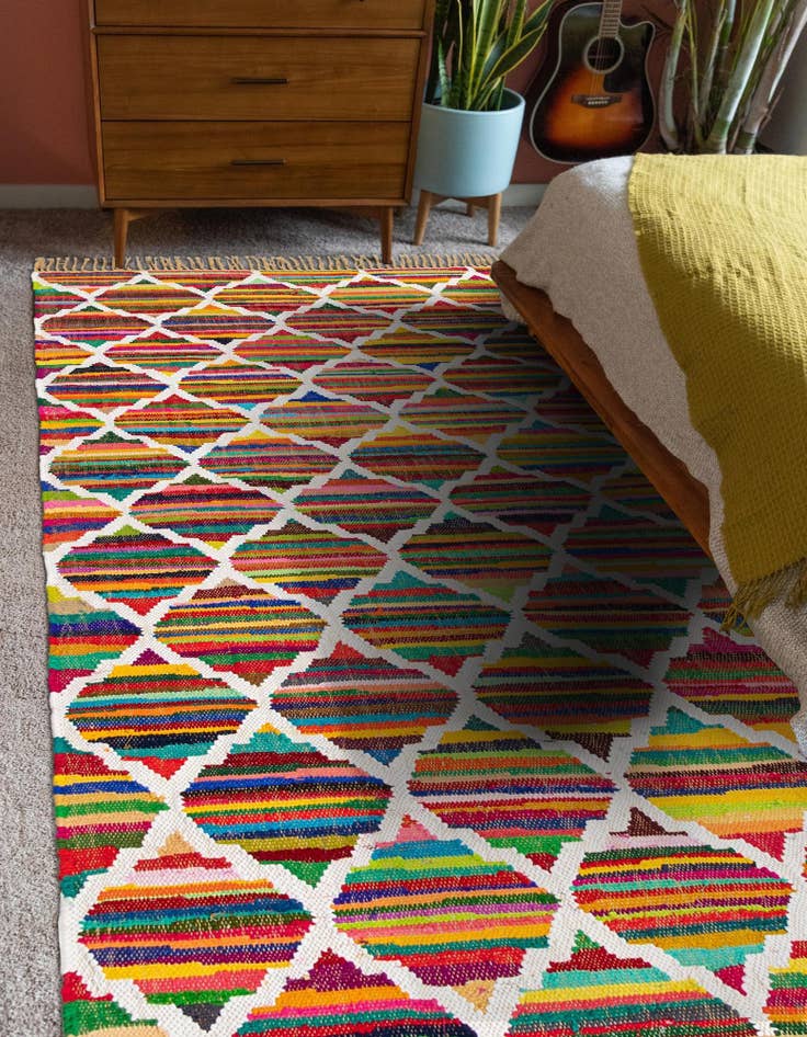 Detail image of  5' 1 x 8'  Hand Woven Chindi Trellis Rug