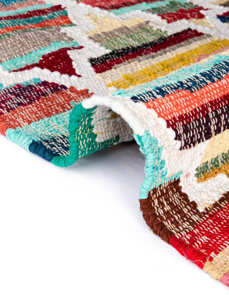 Detail image of  5' 1 x 8'  Hand Woven Chindi Trellis Rug