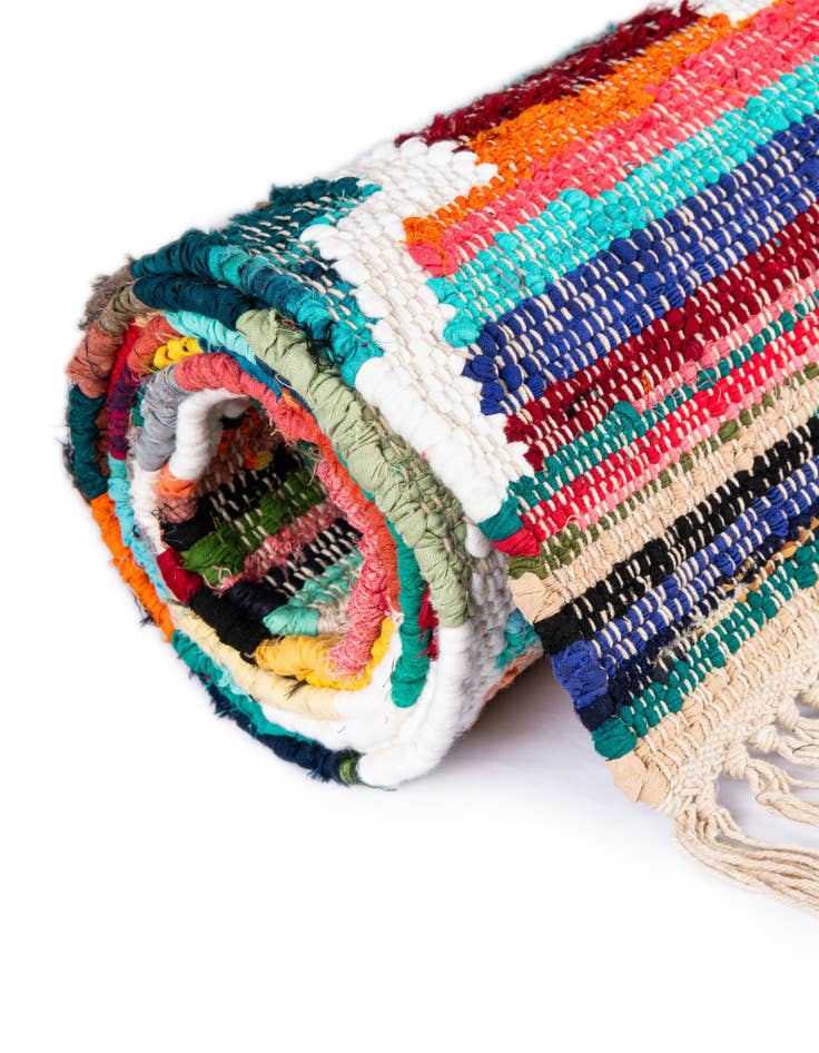 Detail image of  5' 1 x 8'  Hand Woven Chindi Trellis Rug