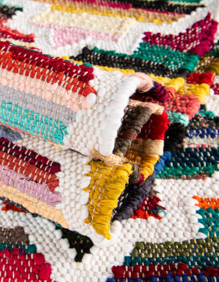 Detail image of  5' 1 x 8'  Hand Woven Chindi Trellis Rug