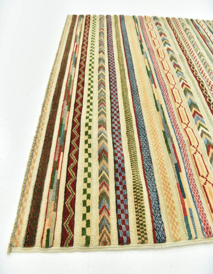 Detail image of  3' 4 x 4' 10  Hand Knotted Darya Rug