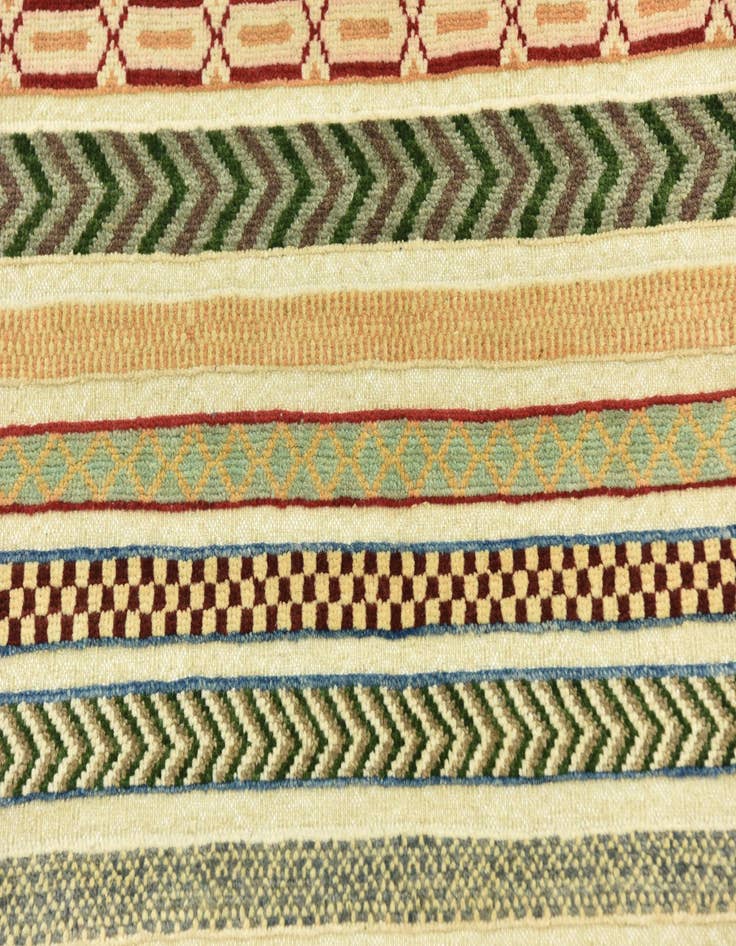 Detail image of  3' 2 x 4' 11  Hand Knotted Darya Rug