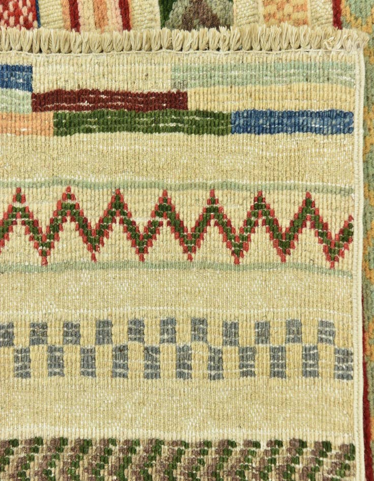 Detail image of  3' 2 x 4' 11  Hand Knotted Darya Rug