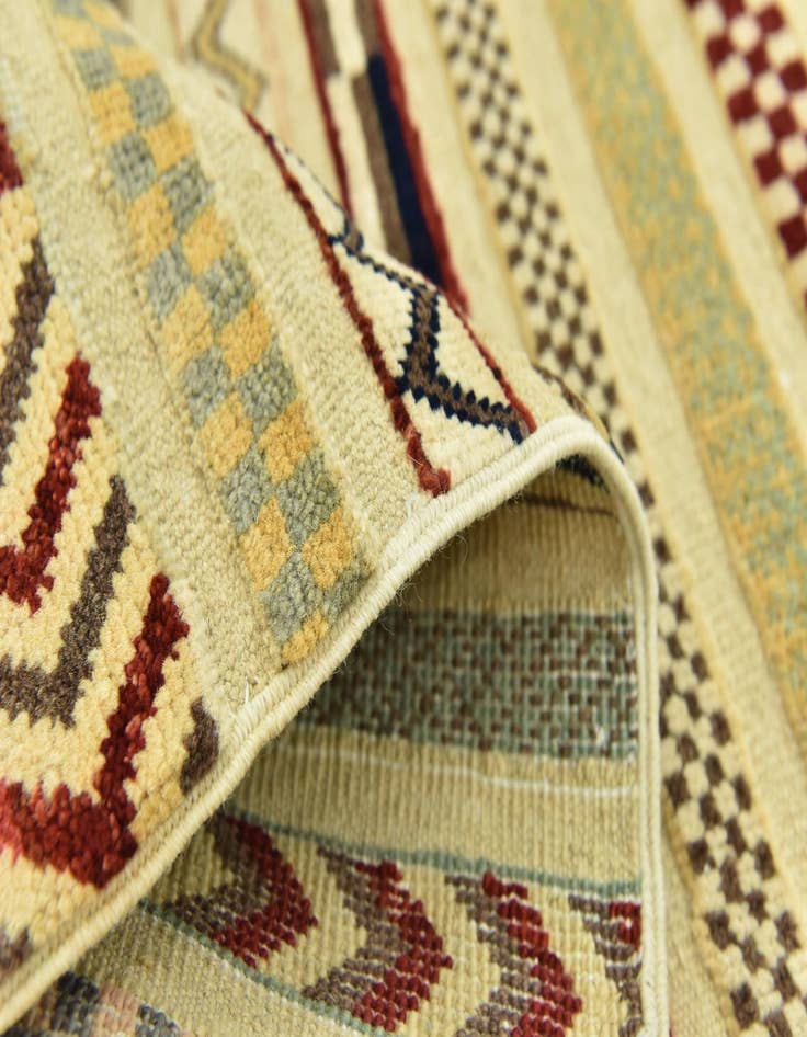 Detail image of  2' 8 x 4' 1  Hand Knotted Darya Rug